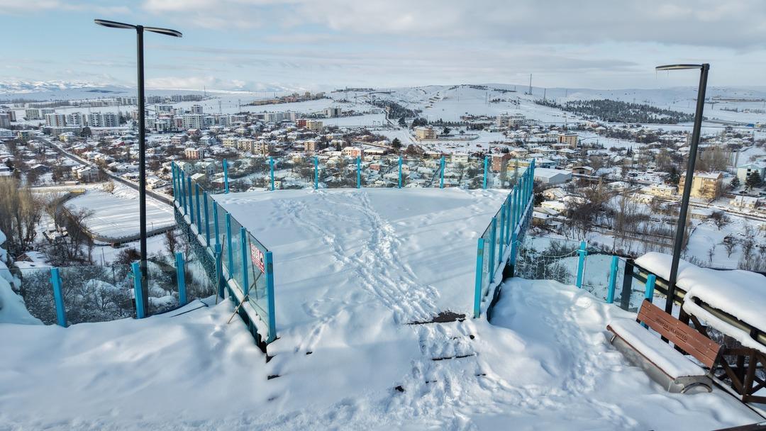 Kayaların &uuml;zerine inşa edildi! Binlerce ziyaret&ccedil;i akın etti 2