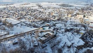 Kayaların &uuml;zerine inşa edildi! Binlerce ziyaret&ccedil;i akın etti