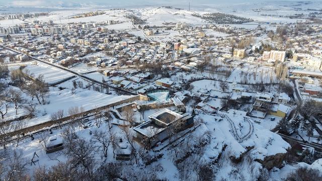 Kayaların &uuml;zerine inşa edildi! Binlerce ziyaret&ccedil;i akın etti