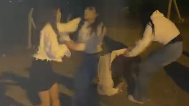 Adana'da 2 kız, tartıştıkları kızı yere yatırıp darbetti! Arkadaşları da kaydetti