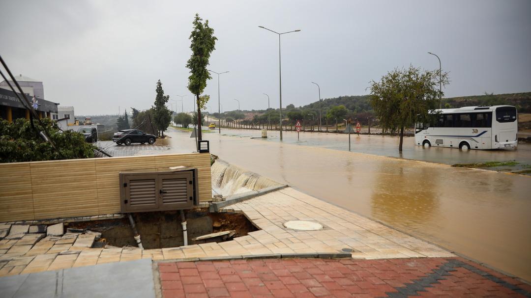 Antalya da sağanak yolları göle döndürdü: Hayat felç oldu! 5