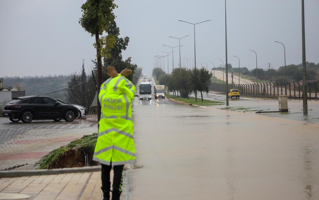 Antalya da sağanak yolları göle döndürdü: Hayat felç oldu! 6