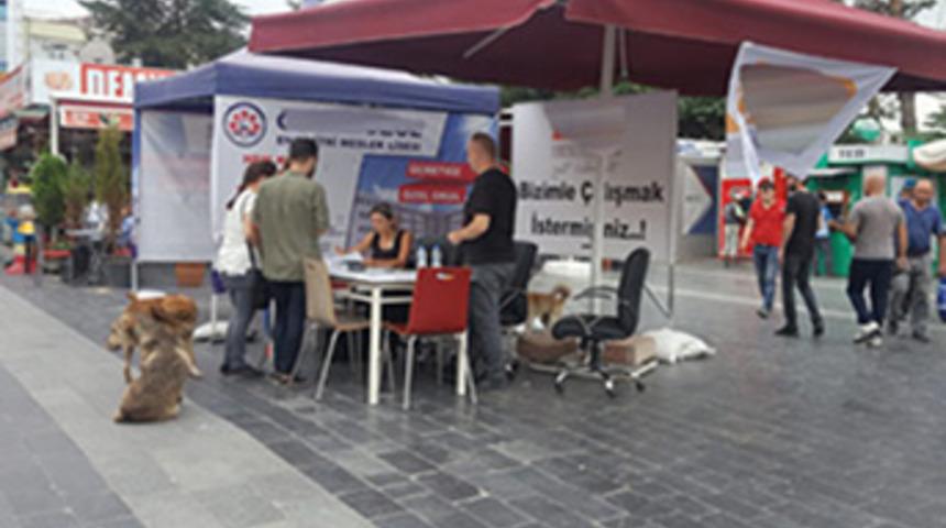 Çalıştıracak işçi bulamayan fabrika standla işçi arıyor