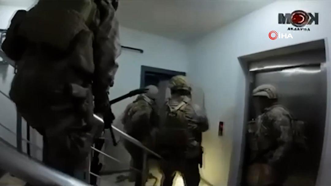 Bakan Yerlikaya duyurdu: &lsquo;Bayğaralar&rsquo; su&ccedil; &ccedil;etesine y&ouml;nelik operasyonda 15 ş&uuml;pheli g&ouml;zaltına alındı! 1