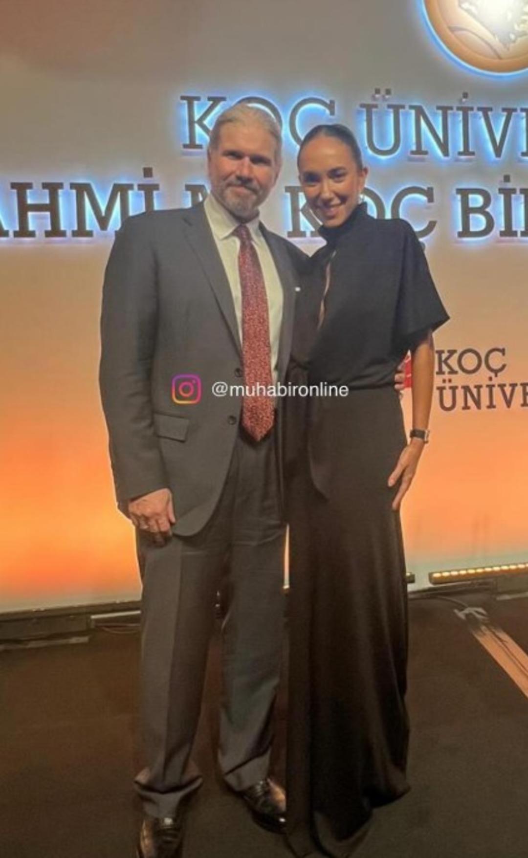 Duygu Sarışın g&ouml;nl&uuml;n&uuml; &uuml;nl&uuml; profes&ouml;re kaptırdı!   Aşk yaradı   3