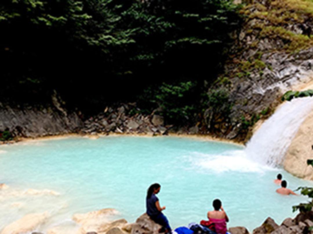 Giresun Sodalı Mavi G&ouml;lde y&uuml;zmek i&ccedil;in akın akın geliyorlar