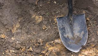 Aldıkları ev kabusları oldu! Zemini kazmaya başlayınca...