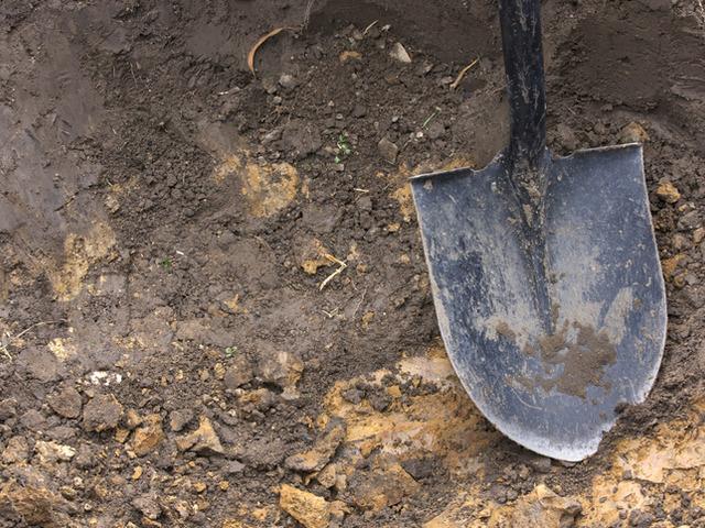 Aldıkları ev kabusları oldu! Zemini kazınca ortaya &ccedil;ıktılar...