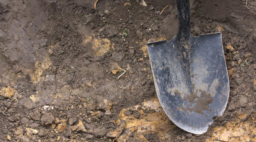 Aldıkları ev kabusları oldu! Zemini kazınca ortaya &ccedil;ıktılar...