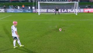 Penaltı i&ccedil;in topun başına ge&ccedil;ti, hayatının şokunu yaşadı! Panenka faciası pahalıya patladı