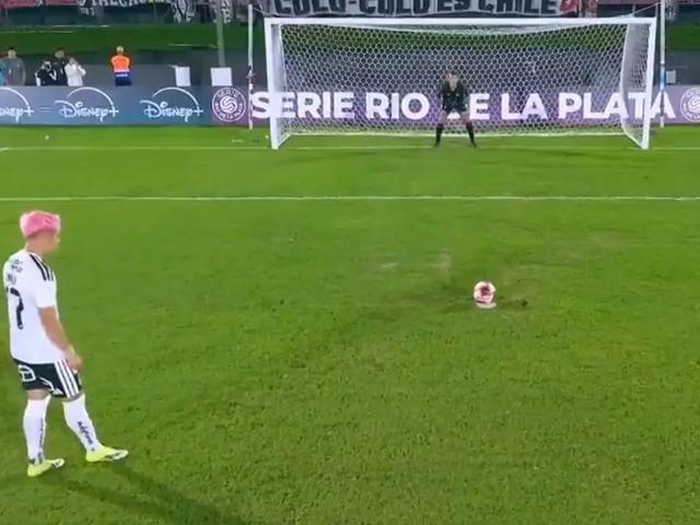 Penaltı i&ccedil;in topun başına ge&ccedil;ti, hayatının şokunu yaşadı! Panenka faciası pahalıya patladı