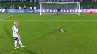 Penaltı için topun başına geçti, hayatının şokunu yaşadı! Panenka faciası pahalıya patladı