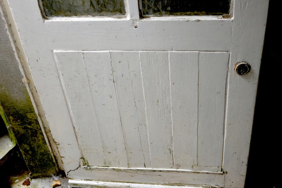 80 yaşındaki adamı 20 yıl boyunca bodruma kapattılar! Tuvalet bile yok 1