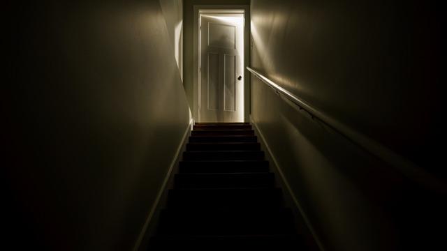 Yaşlı adamı 20 yıl boyunca bodruma kapattılar! Tuvalet bile yok