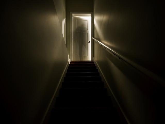 Yaşlı adamı 20 yıl boyunca bodruma kapattılar! Tuvalet bile yok