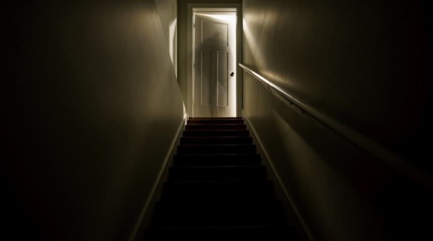 80 yaşındaki adamı 20 yıl boyunca bodruma kapattılar! Tuvalet bile yok