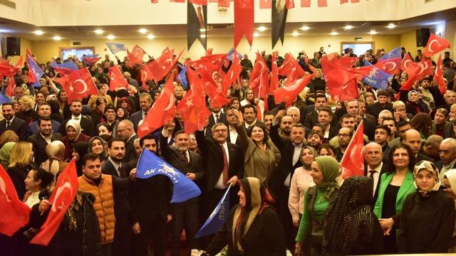 AK Partili Yayman'dan bayrak provokasyonuna tepki: Uzanan eller kırılır, bu millet bayrağı yere düşürmez