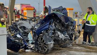 Otoyolda gişe faciası! Sıkışan otomobilin son hali ortaya &ccedil;ıktı