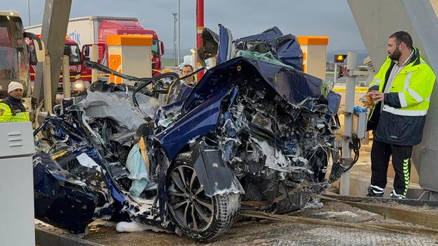 Otoyolda gişe faciası! Sıkışan otomobilin son hali ortaya &ccedil;ıktı