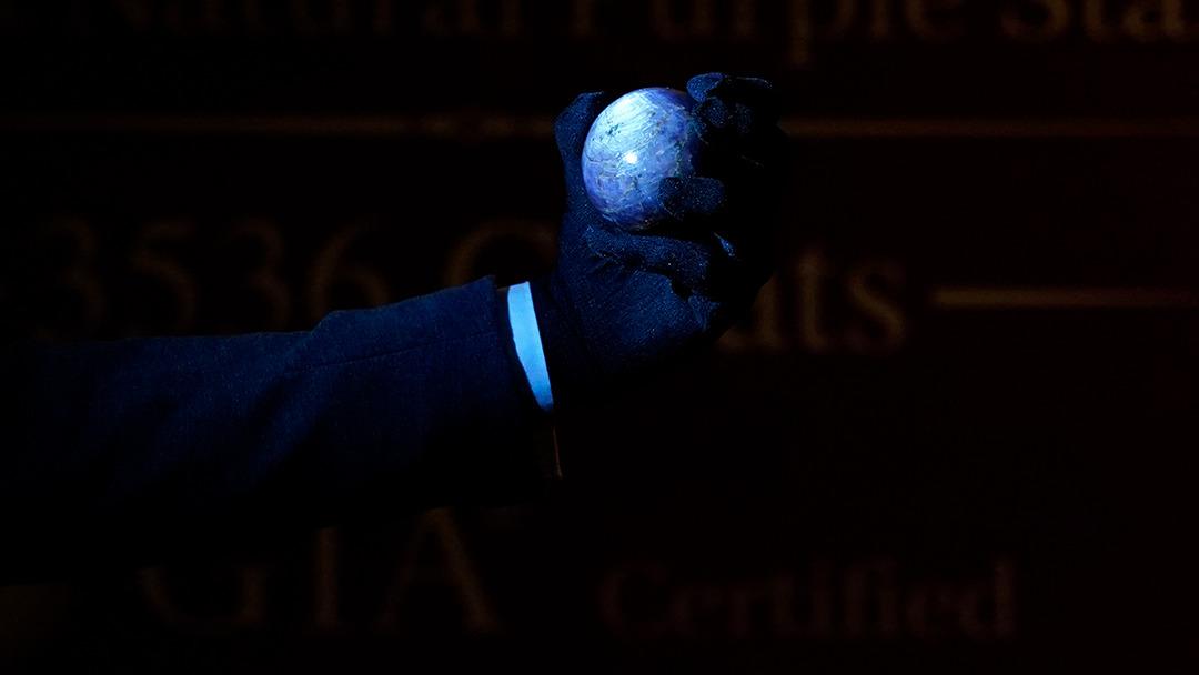 Altını ve elması solladı! Bir avu&ccedil;luk taş 300 milyon dolarlık servet &ccedil;ıktı 1