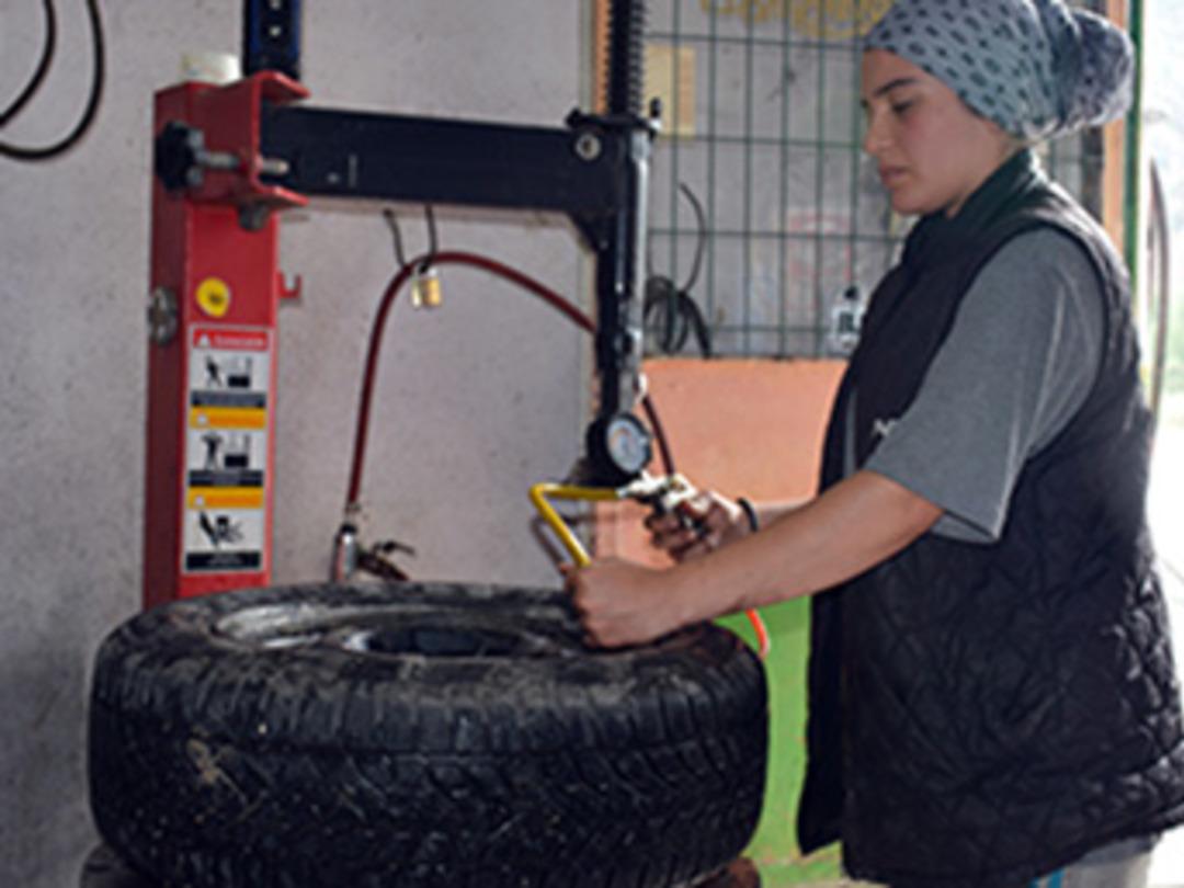 16 yaşındaki kız hem okuyor hem de lastik tamirciliği yapıyor