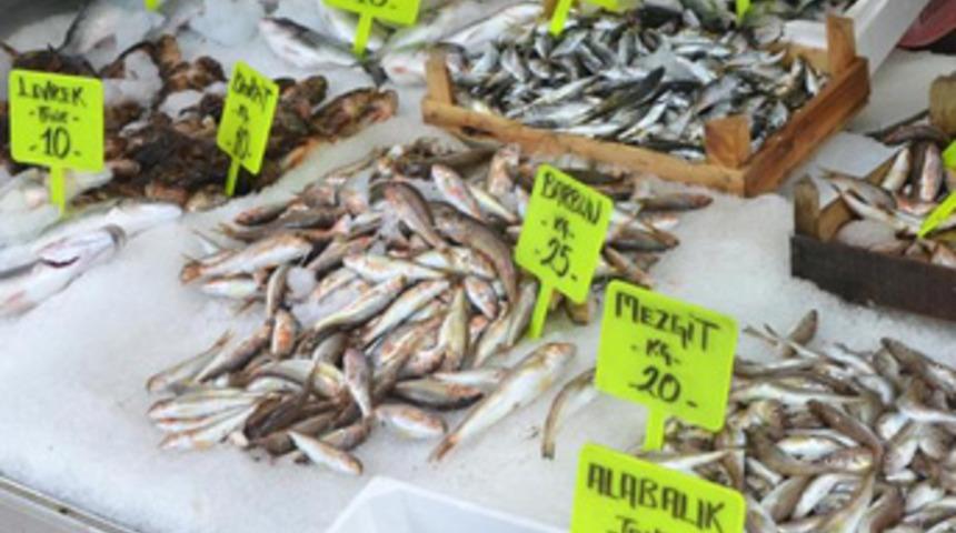 Balık fiyatları yarı yarıya düştü