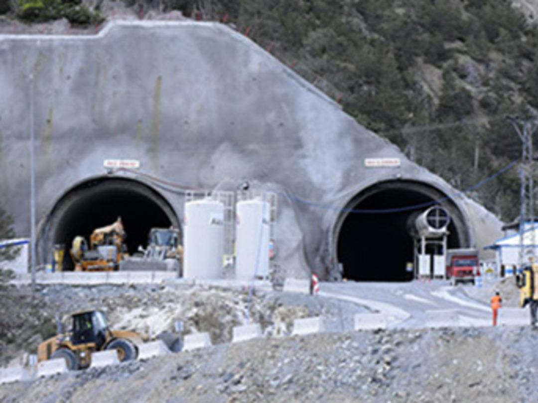 Yeni Zigana t&uuml;nelinde 7 bin 700 metre kazıldı