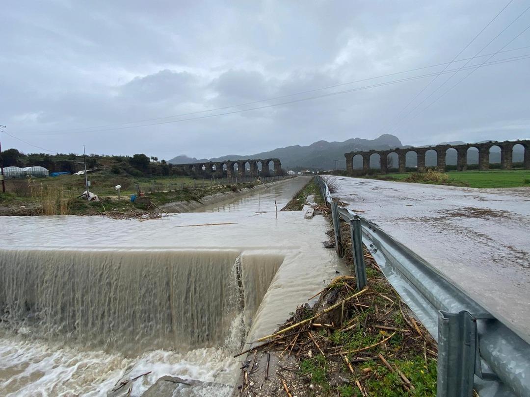 Antalya da sağanak yolları göle döndürdü: Hayat felç oldu! 3