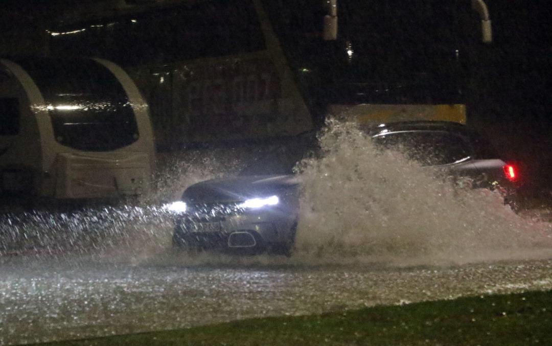 Antalya da sağanak yolları göle döndürdü: Hayat felç oldu! 1