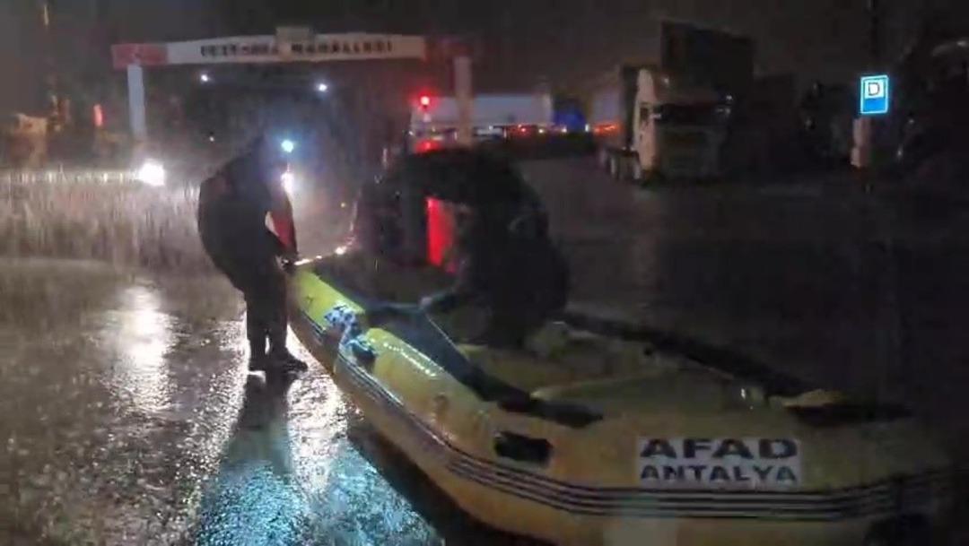 Antalya da sağanak yolları göle döndürdü: Hayat felç oldu! 2