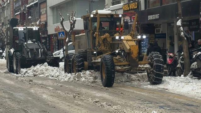 Elazığ’da  karla mücadele ekipleri sahada