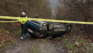 Devrilen otomobilin s&uuml;r&uuml;c&uuml;s&uuml; &ouml;ld&uuml;