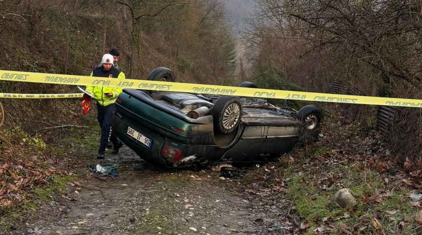 Devrilen otomobilin s&uuml;r&uuml;c&uuml;s&uuml; &ouml;ld&uuml;