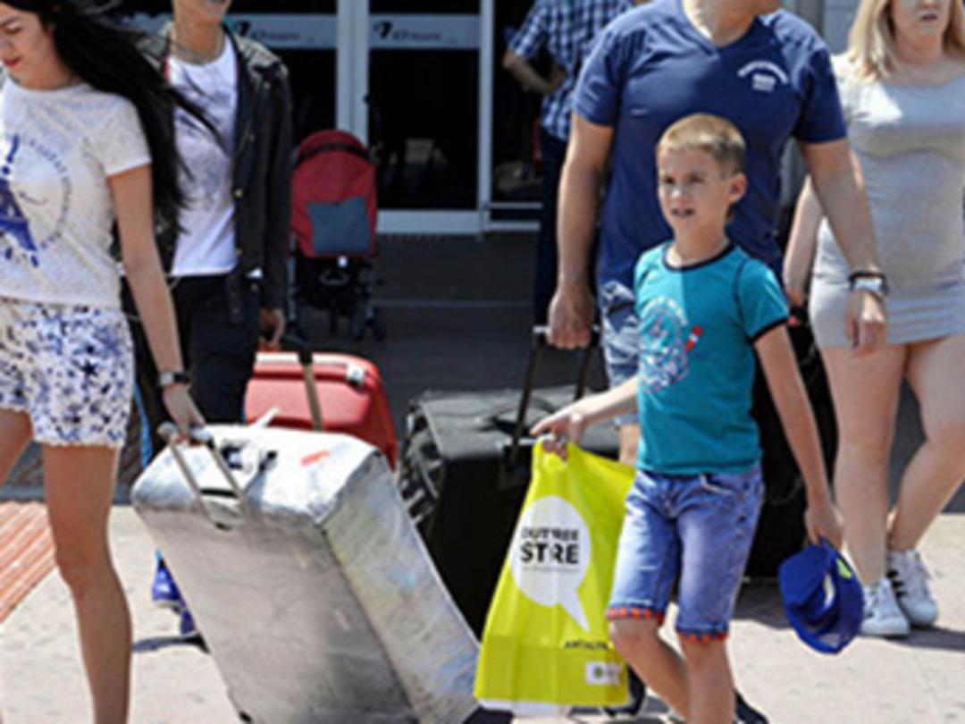 Antalya bu yıl 8 milyon turist &ccedil;ıtasını aştı