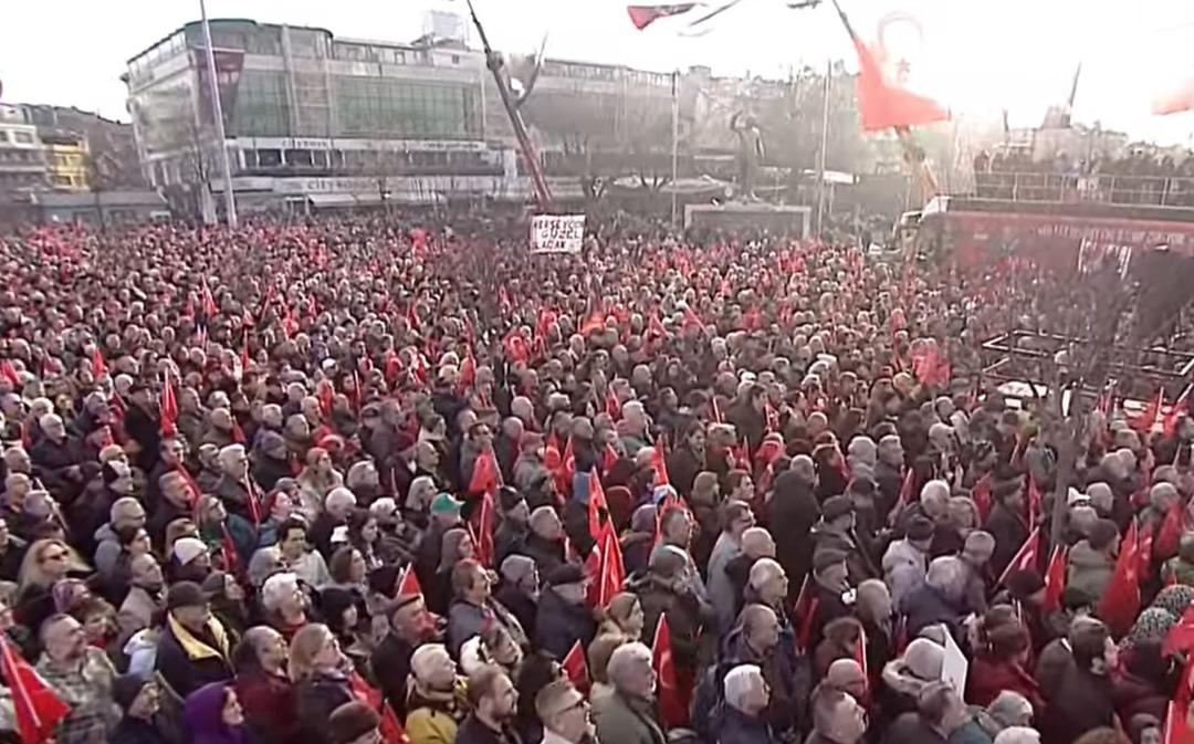 CHP lideri Özgür Özel: "Verilmeyecek hesabı olanlar topuklaya topuklaya AK Parti ye kaçanlardır" 1