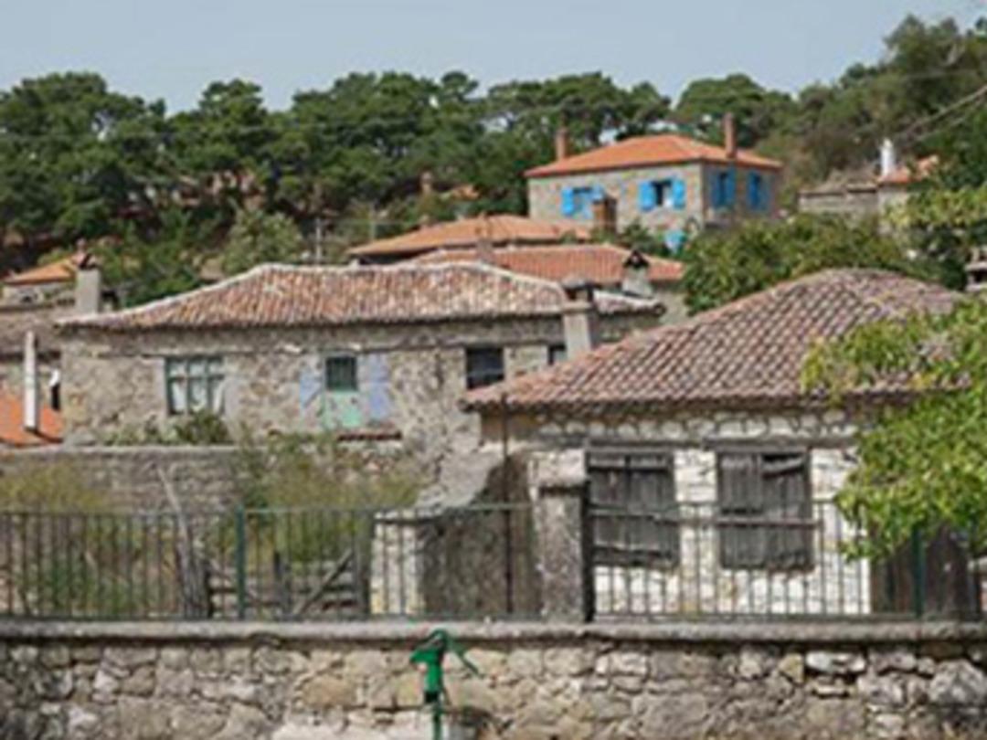 Adatepe'deki taş evler, otel ve pansiyon olarak kullanılıyor