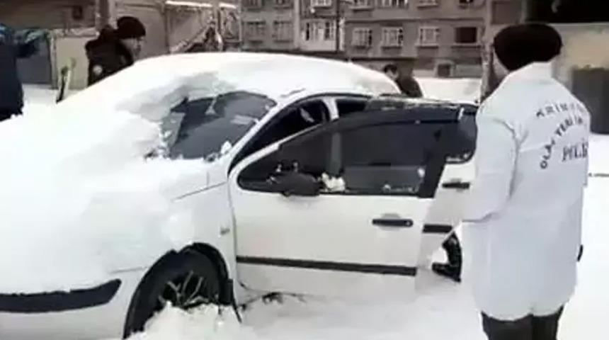 Alacak kavgası &ouml;l&uuml;mle bitti! Arkadaşını otomobilde vurdu