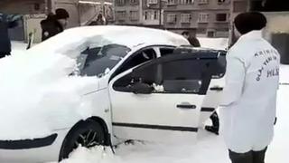 Alacak kavgası ölümle bitti! Arkadaşını otomobilde vurdu