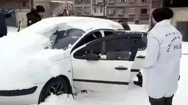 Alacak kavgası ölümle bitti! Arkadaşını otomobilde vurdu