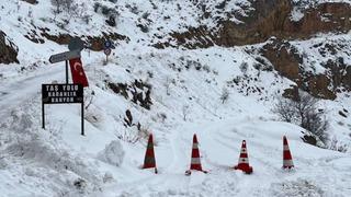 Taşyolu’nda çığ düştü, güzergâh ulaşıma kapatıldı