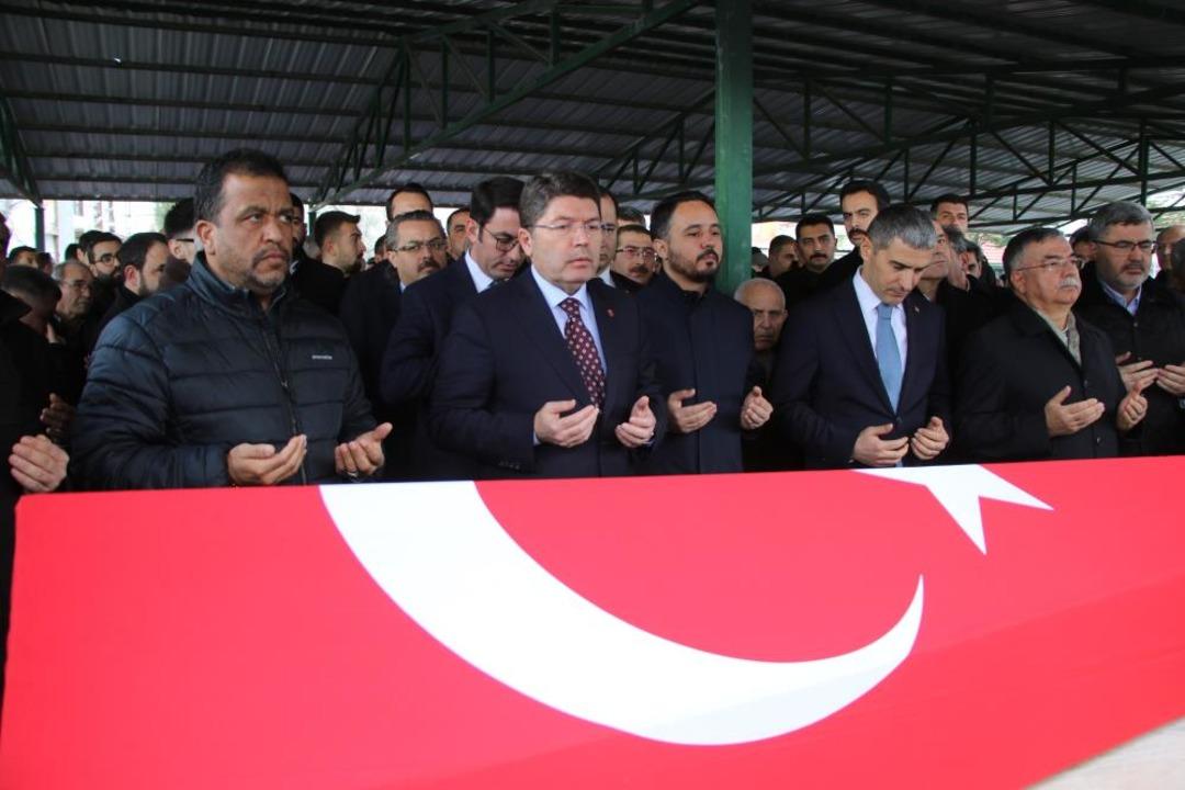 AK Parti Uşak eski Milletvekili Altay son yolculuğuna uğurlandı 2