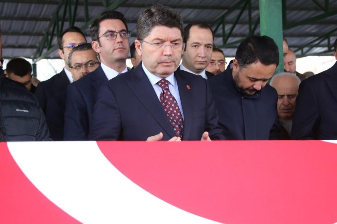 AK Parti Uşak eski Milletvekili Altay son yolculuğuna uğurlandı 3