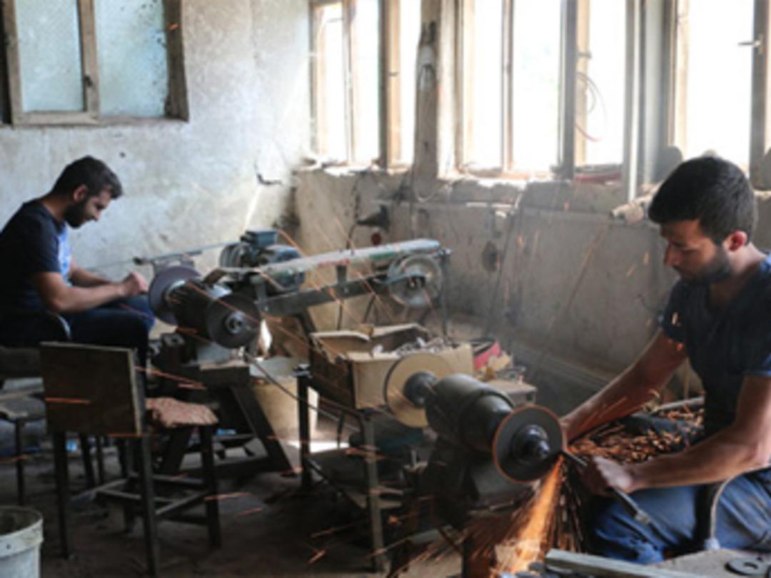 Kamyon makasından satır, tren rayından bı&ccedil;ak yapıyor