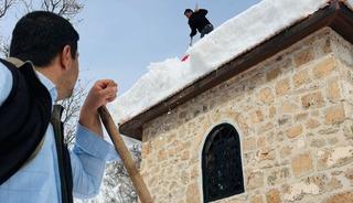 Tarihi miras onlara emanet: Muhtar ve imamdan &ouml;rnek kar mesaisi