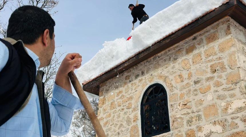 Tarihi miras onlara emanet: Muhtar ve imamdan &ouml;rnek kar mesaisi
