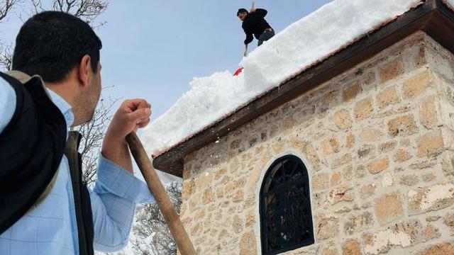 Tarihi miras onlara emanet: Muhtar ve imamdan örnek kar mesaisi