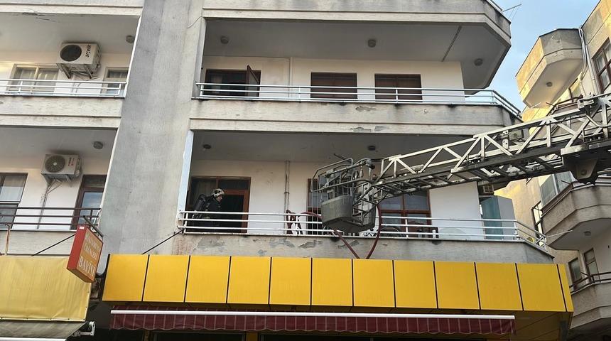 Alanya'da 3 katlı binada yangın paniği