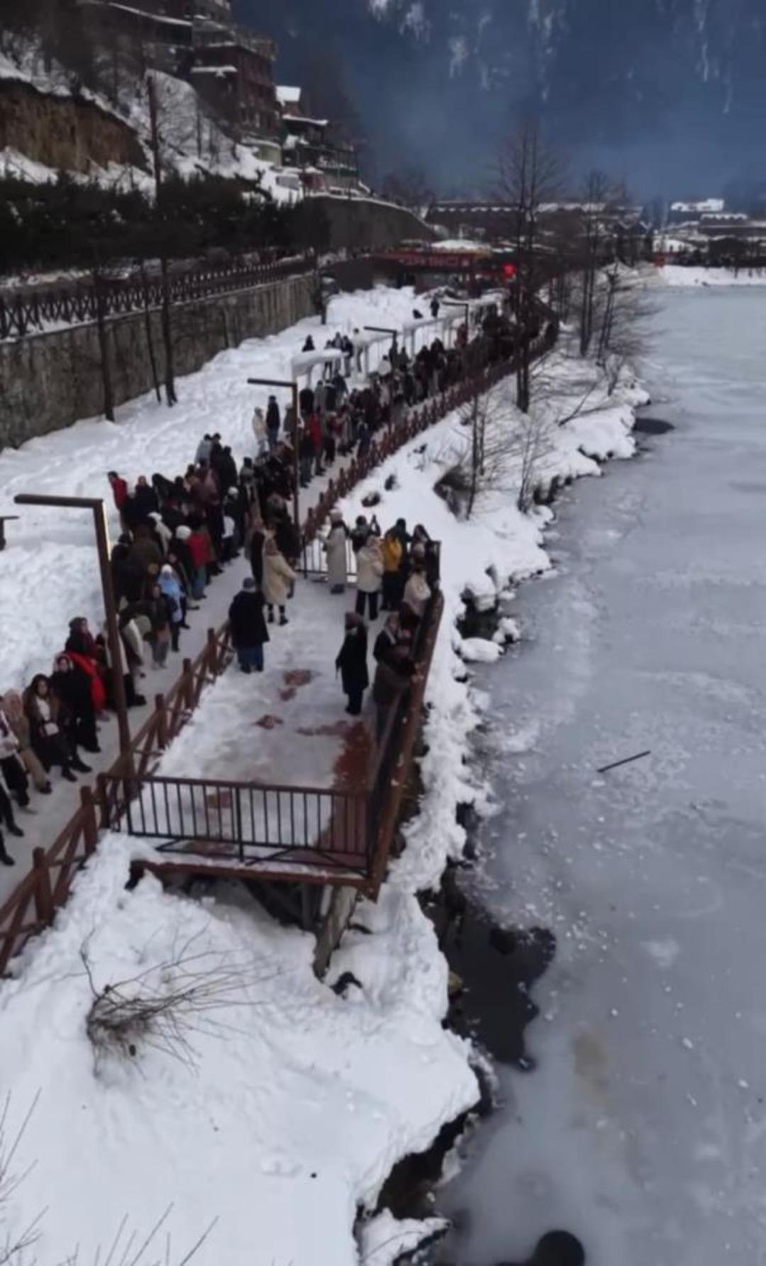 Uzung&ouml;l de rekor denemesi! Binlerce kişi horon halkası oluşturdu: Trabzon dan renkli g&ouml;r&uuml;nt&uuml;ler 2
