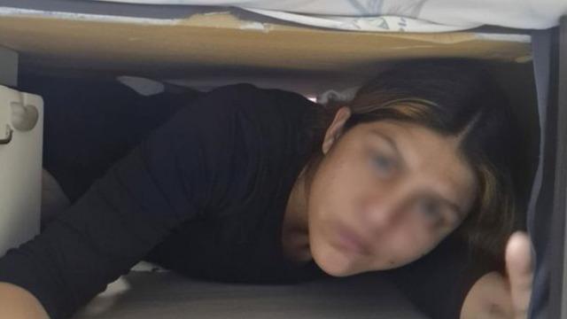 Su&ccedil; makinesi kadının saklandığı yer şaşkına &ccedil;evirdi!