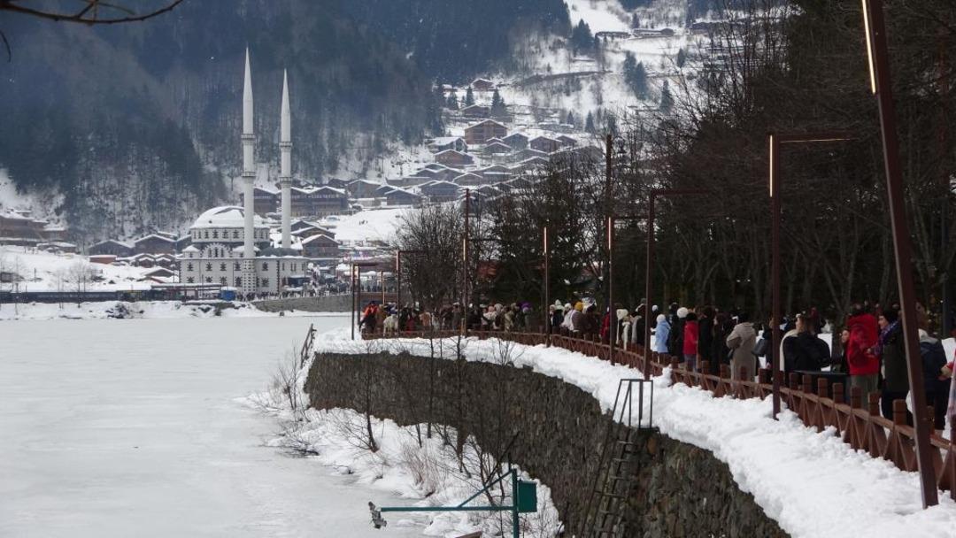 Uzung&ouml;l de rekor denemesi! Binlerce kişi horon halkası oluşturdu: Trabzon dan renkli g&ouml;r&uuml;nt&uuml;ler 4